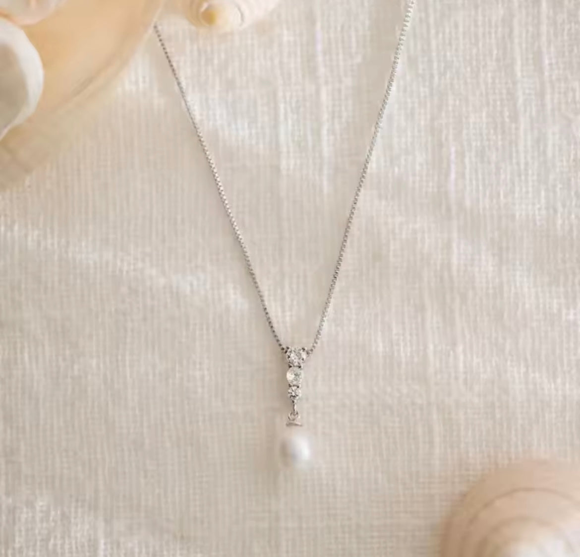 Simple Pearl With Tiny Diamond Necklace